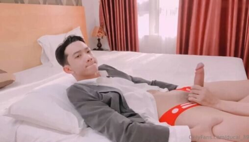 มาจับผมชักว่าวแบบนี้ก็แตกไปเลยดิครับ วันนี้ดุ๊กไม่ได้โชว์ในห้องน้ำสาธารณะ เพราะมีคนมาชักให้ครับ