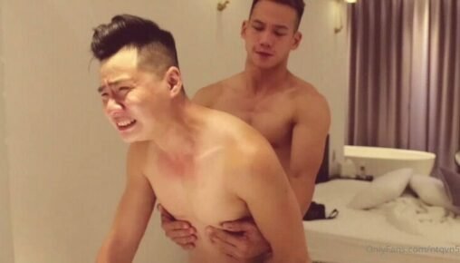 เคนวินนายแบบเกย์คนดังเย็ดรุ่นพี่เงี่ยนมากก ชอบโชว์เหมือนกัน ได้อารมณ์มากจนน้ำแตกใส่ปาก
