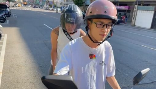 เสียวตี๋ หลอกเพื่อนว่ามอเตอร์ไซค์เสียชวนเข้าม่านรูดอ้างว่าร้อน ก่อนจะจู่โจมดูดคอเพื่อนจนแดง ก็นายน่ารักอะ เย็ดเพื่อนน้ำแตก