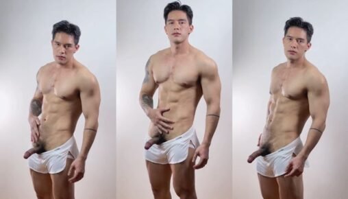 บอยซ์ ทักษกร นายแบบนักกล้ามชาวไทยไซส์ฝรั่งหุ่นสูงใหญ่ถ่ายแบบชักว่าวโชว์ดูคลิปในมือถือแล้วเงี่ยนเสียวควยฟินจนน้ำแตก